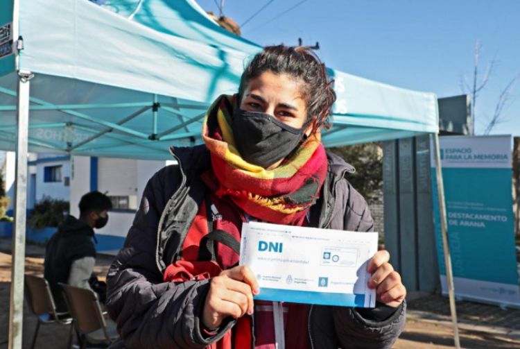 Entrega de DNI en el Espacio para la Memoria ex Destacamento de Arana