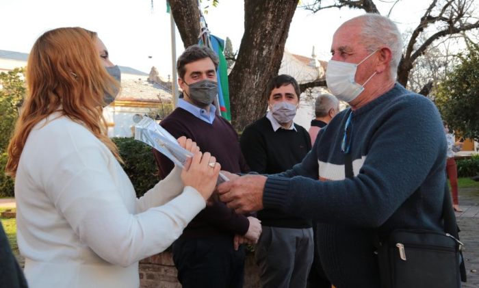 Ruiz Malec entregó 82 escrituras a familias en Luján