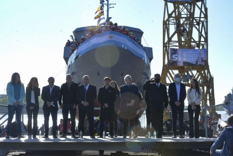 Kicillof y Taiana participaron de la botadura de una embarcación en el Astillero Río Santiago