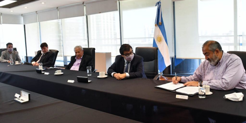 Alak recorrió unidades y firmó convenio para promover trabajo y educación