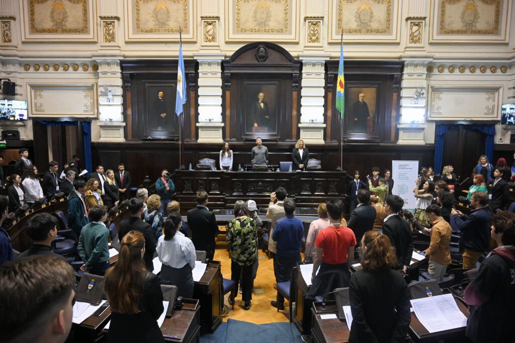 JÓVENES DE LA PROVINCIA DEBATIERON EN EL RECINTO