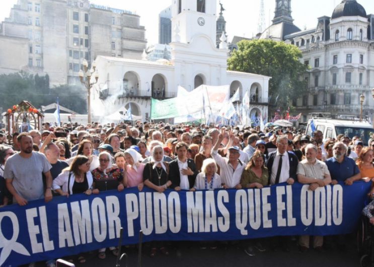 Multitudinaria marcha de Madres de Plaza de Mayo