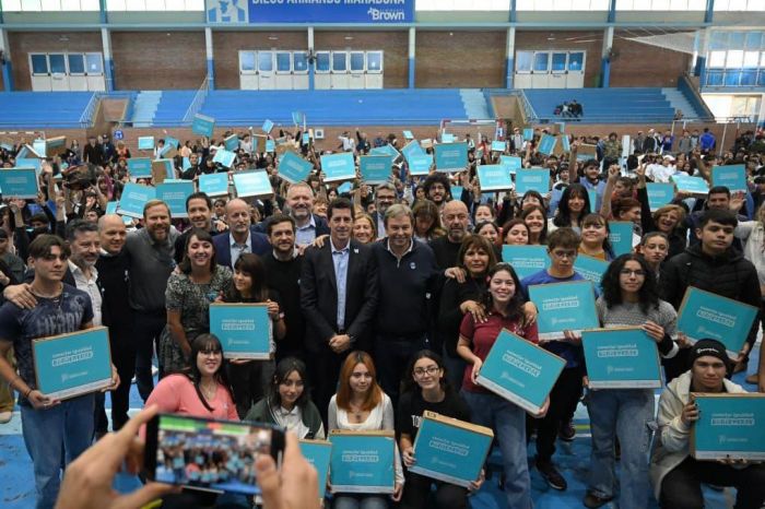 Se realizaron dos nuevas entregas de dispositivos tecnológicos, en la actividad participaron estudiantes y docentes de 103 insti