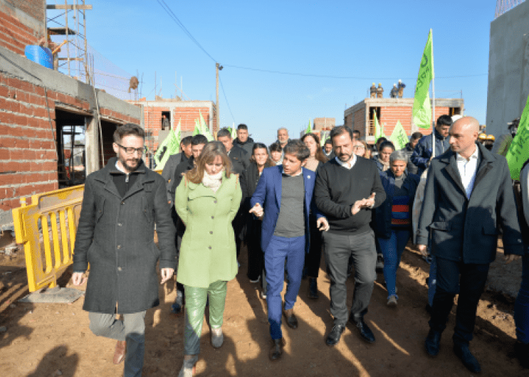 Kicillof recorrió viviendas junto a Sujarchuk, Simone, Di Tullio y Ramil.