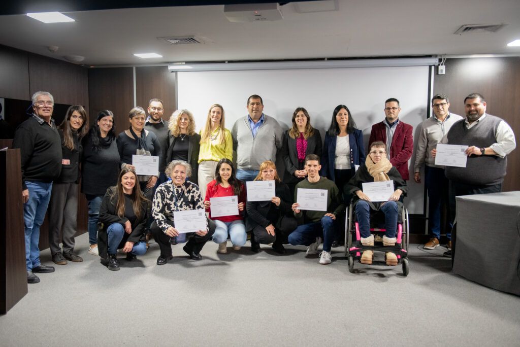 SE ENTREGARON LOS CERTIFICADOS DE FINALIZACIÓN DE LOS CURSOS DE CAPACITACIÓN