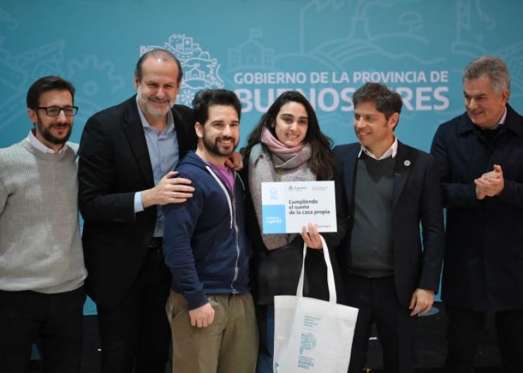 Kicillof entregó 54 viviendas y firmó 36 créditos del programa Buenos Aires CREA