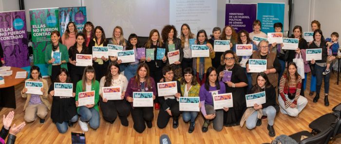 Las escritoras recibieron su diploma de participación en el concurso