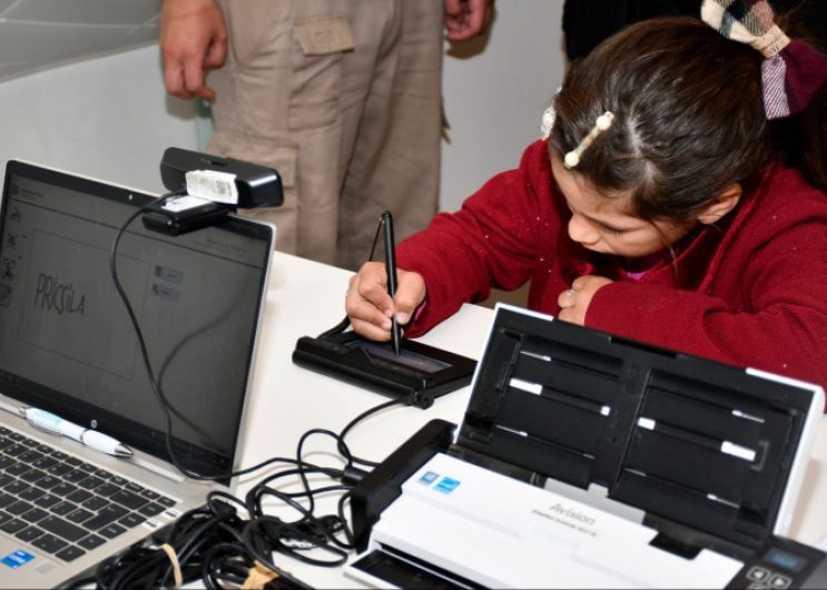 Más bonaerenses recibieron su acta de inscripción tardía