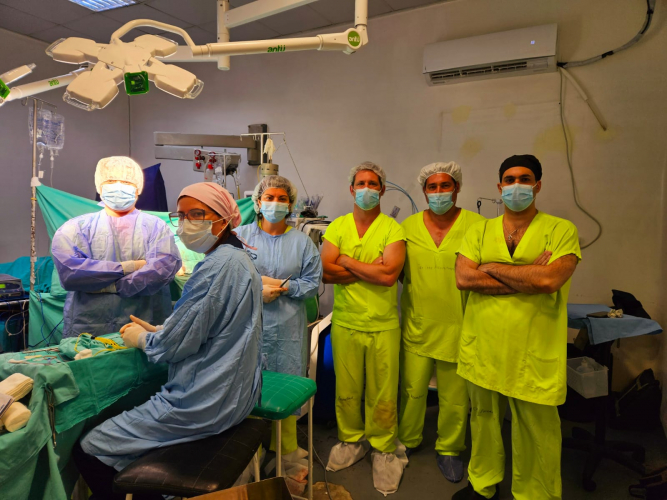 Operan despierto a un joven para extirparle un tumor cerebral