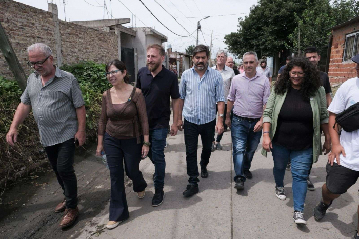 Andrés Larroque recorriendo junto a sus pares