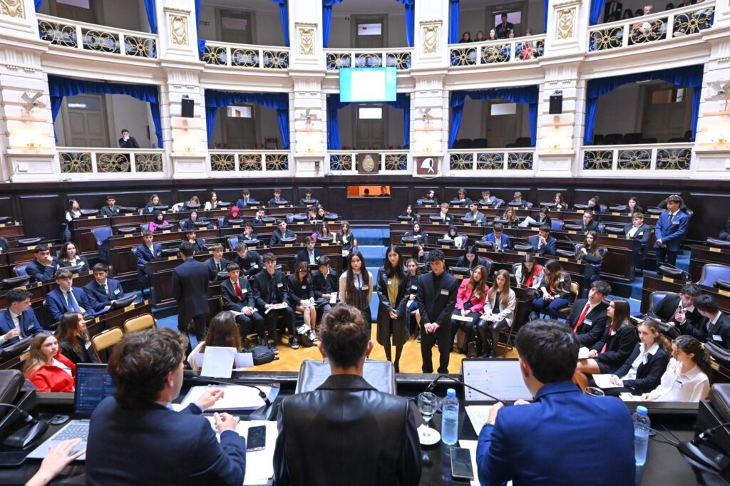 ESTUDIANTES SECUNDARIOS COLMARON EL RECINTO DURANTE UNA NUEVA EDICIÓN DEL MODELO ONU