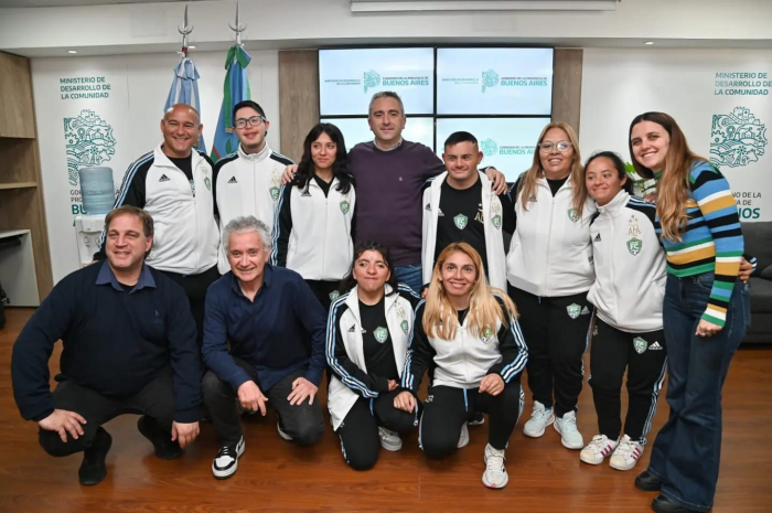 Larroque junto a los atletas.