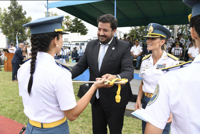 Del total de egresados, 388 son oficiales mujeres y 225 hombres, quienes obtuvieron el título de técnicos superiores en Gestión