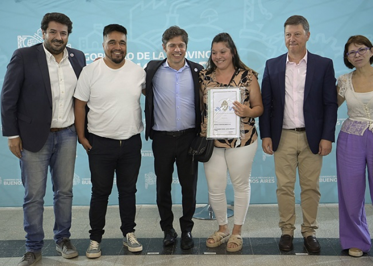 El gobernador durante la entrega de títulos de propiedad.