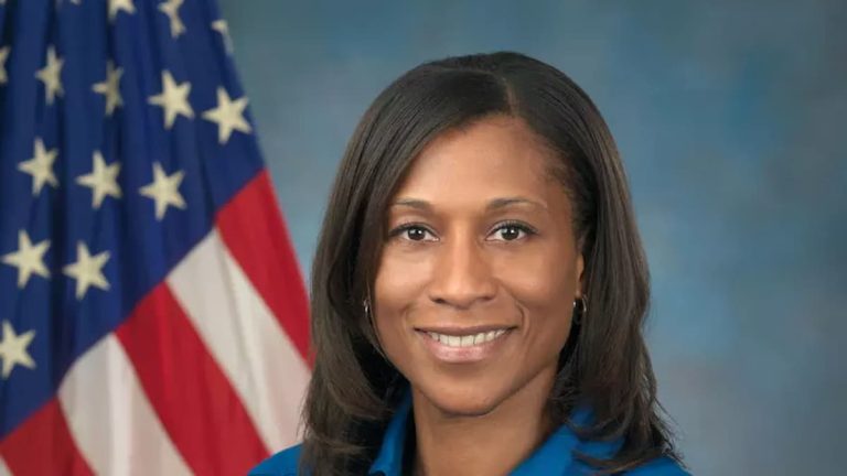 Sustituyen a jeanette Epps sin explicaciones