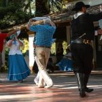San Antonio de Areco desde lo alto, con sus edificios coloniales y sus verdes campos al fondo