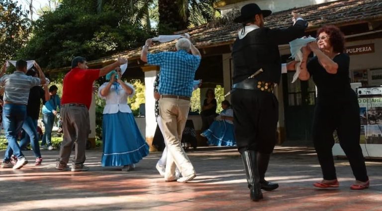 San Antonio de Areco desde lo alto, con sus edificios coloniales y sus verdes campos al fondo