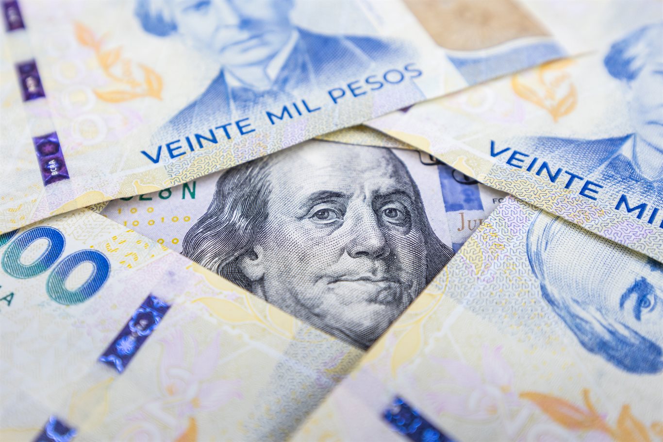 Crédito en tensión: cae el financiamiento en pesos y crece el sesgo hacia dólares y sector público