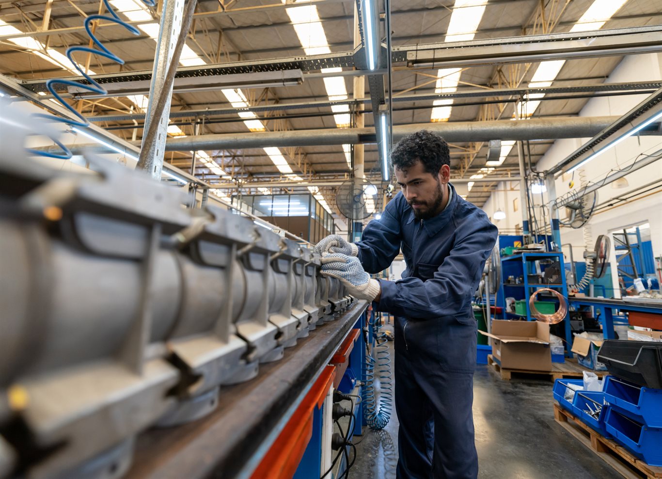 La caída de la industria explicó casi la mitad de la mejora cambiaria del Banco Central