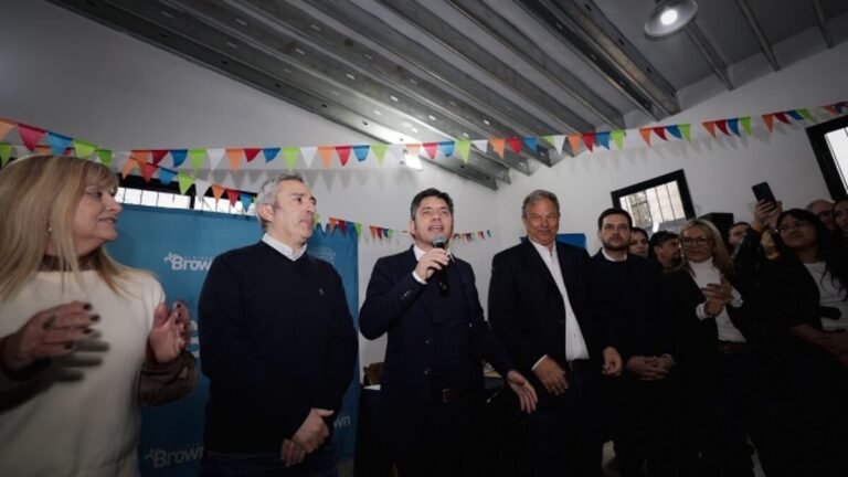 Inauguración del nuevo SUM en Longchamps y entrega de escrituras