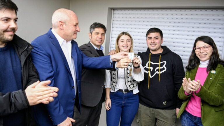 Kicillof entregó viviendas en General La Madrid