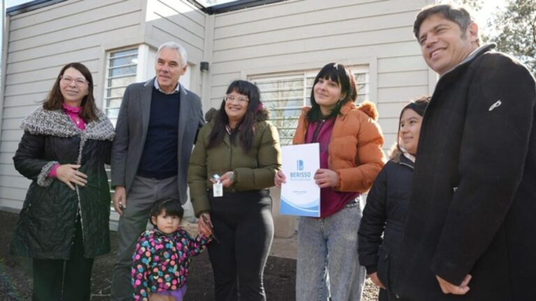 Entrega de viviendas modulares en Berisso