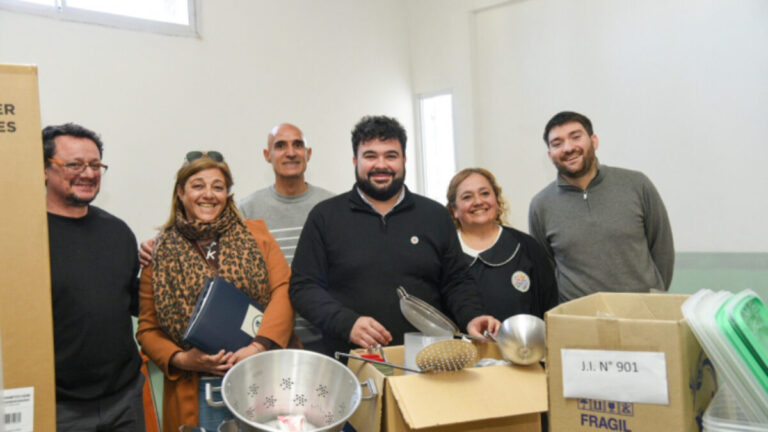 La Provincia entrega equipamiento a escuelas en Carlos Casares, Rauch y Chivilcoy