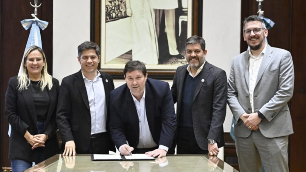 Kicillof y Cuattromo firman convenios para compra de bienes de capital en municipios