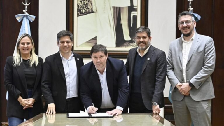 Kicillof y Cuattromo firman convenios para compra de bienes de capital en municipios