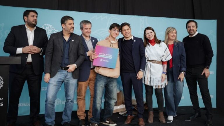 Kicillof entregó escrituras y netbooks en Lobería