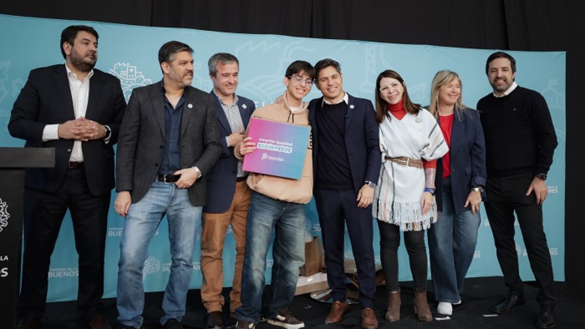 Kicillof entregó escrituras y netbooks en Lobería