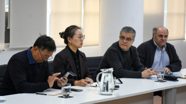 Katopodis se reunió con Beijing IWHR Corporation por obras en el río Luján