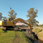 Limpieza del Canal de Desagües Sur en Navarro