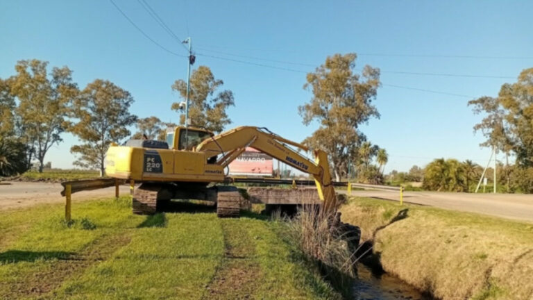 Limpieza del Canal de Desagües Sur en Navarro