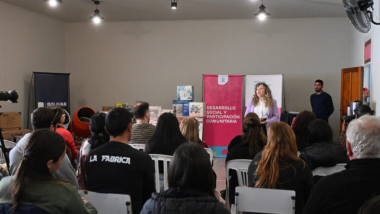 La Provincia entregó maquinaria y herramientas para emprendimientos de Bolívar