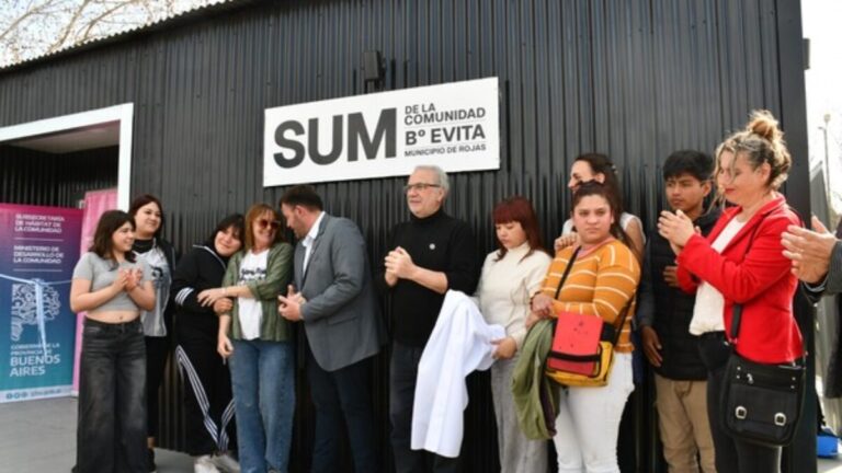 Inauguran SUM y entregan escrituras en Suipacha y Rojas