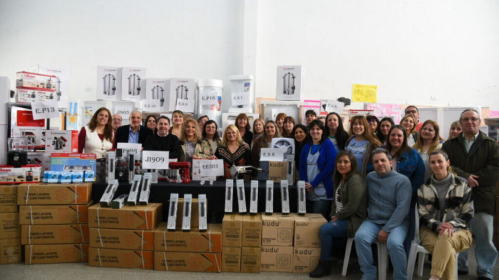 La Provincia equipó comedores de 268 escuelas en nueve municipios