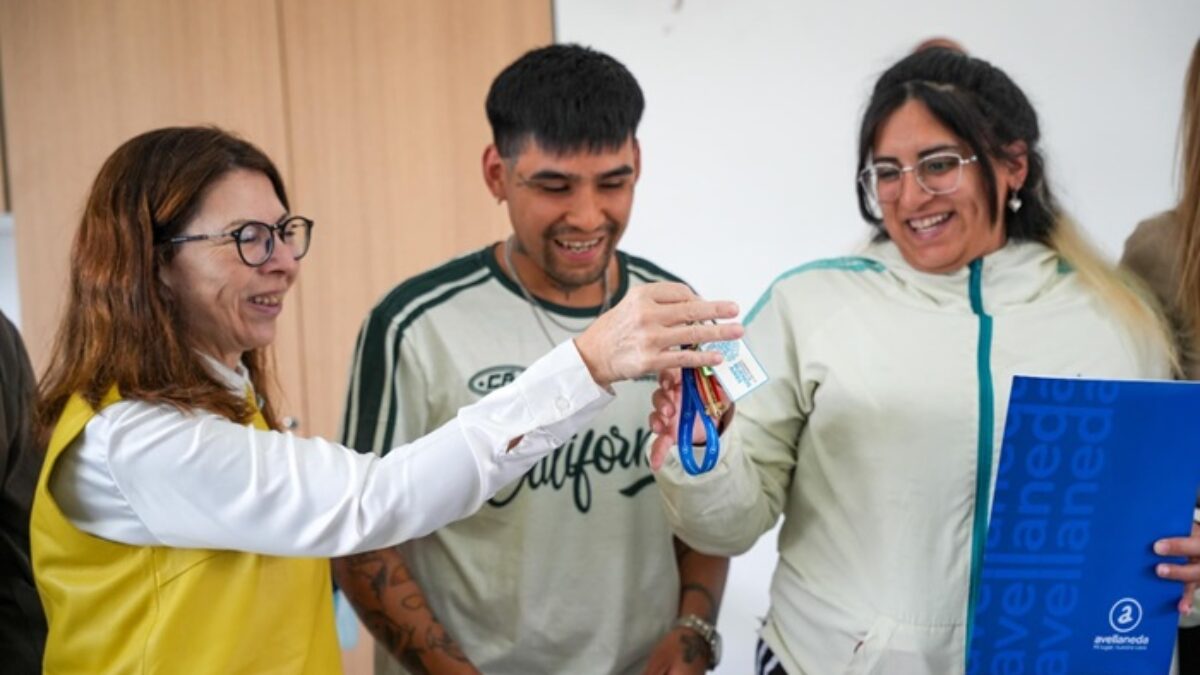Entregan viviendas en Avellaneda y firman convenio para más obras