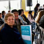 88 familias de Chacabuco reciben escrituras y boletos de compra venta