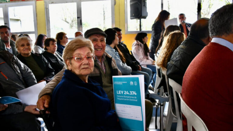 88 familias de Chacabuco reciben escrituras y boletos de compra venta