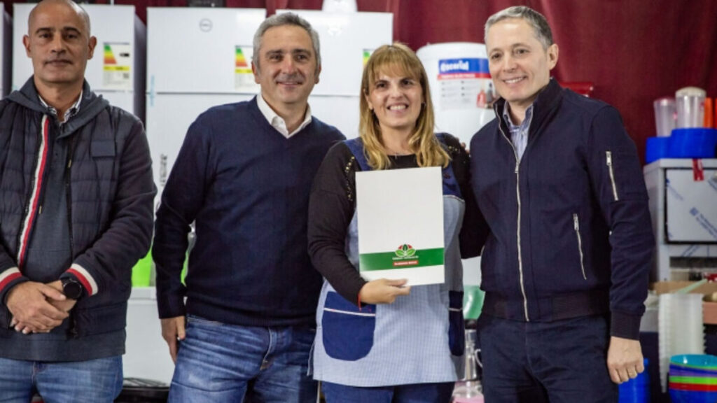 Entrega de equipamiento para 81 escuelas en Esteban Echeverría