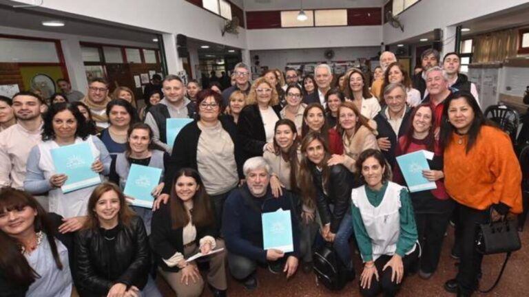 La Provincia entrega equipamiento para comedores escolares en La Plata