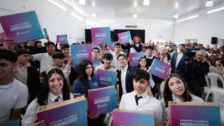 Kicillof entregó escrituras y netbooks en Rivadavia