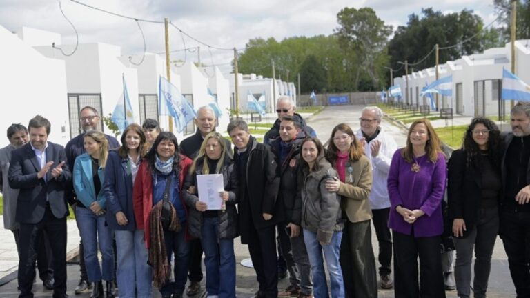 Kicillof entrega 175 viviendas en Melchor Romero