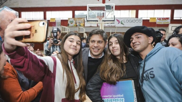 Kicillof entregó escrituras y netbooks en Nueve de Julio