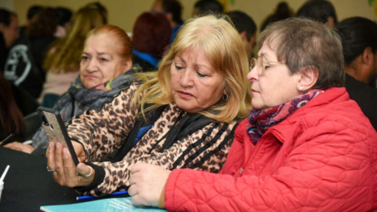 Taller de inclusión digital para personas mayores en Marcos Paz